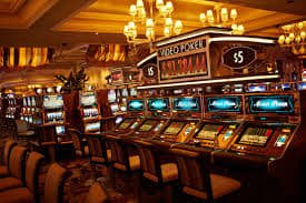 ae777 ဘောလုံး live betting Myanmar ကစားသမားများ မိုဘိုင်း APP မှ ကစားနေသောမြင်ကွင်း